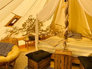 1 dormitorio con 1 cama en una tienda de campaña en koh tenta a b&b in a luxury glamping style, en Mariefred