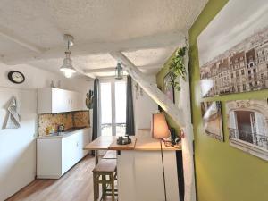 - une petite cuisine avec une table dans une chambre dans l'établissement Le Cocon du Pré-Saint-Gervais, à Le Pré-Saint-Gervais