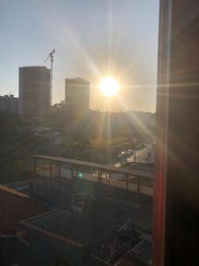 Η ανατολή ή δύση του ηλίου όπως φαίνεται από αυτή η παραθεριστική κατοικία ή από εκεί κοντά