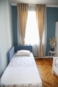 - une chambre avec un lit et une grande fenêtre dans l'établissement Lux Apartment Duje, à Split