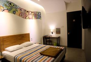 - une chambre avec un lit et une couverture dans l'établissement Istanaku Guesthouse 2, à Manado