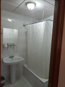 Koupelna v ubytování HOSTAL ALTO PÁRAMO + 22 fotografií