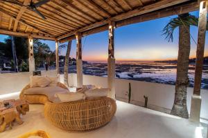 レンボンガン島にあるSunset House Ceningan, 10 person beachfront private villaの海の景色を望むベッドルーム1室