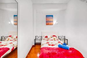 um quarto com 2 camas e um espelho em Relax Les Palmeres em Valência