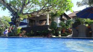 une maison avec une piscine en face d'une maison dans l'établissement Villa Omah Semar, à Tulamben