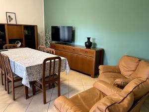 a living room with a table and a couch at Casa Isore con 3 camere da letto in Pesaro