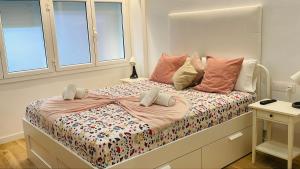 Un dormitorio con una cama grande con almohadas. en Sweet Room Barcelona en Hospitalet de Llobregat