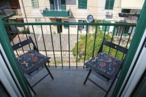 - deux chaises avec des oreillers assises sur un balcon dans l'établissement Lux Apartment Duje, à Split