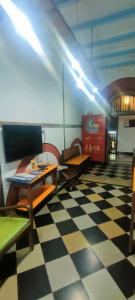 TV a/nebo společenská místnost v ubytování Hostel Vasantashram CST Mumbai, Free Wifi with 1940s Retro vibe
