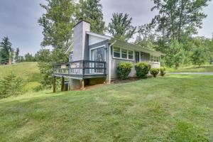 CrozetにあるQuiet Charlottesville Hideaway in Baileys Retreat!の広い庭のある丘の上の家