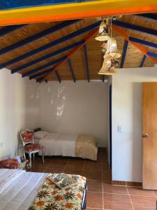 - une chambre avec un lit et un plafond en bois dans l'établissement Posada Campestre Agua Bonita, à Pueblorrico