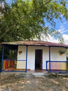 Cette petite maison est décorée dans des tons bleus et blancs. dans l'établissement Posada Campestre Agua Bonita, à Pueblorrico