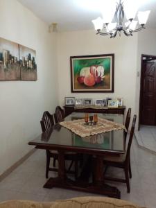 a dining room with a table and chairs at Espacio familiar Poma in Machala