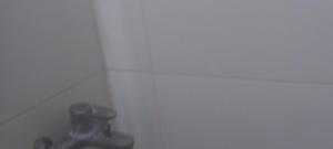 ein Badezimmer mit einem Waschbecken mit zwei Knöpfen in der Unterkunft Premium Single Room in Corales del Sur, Santo Domingo Este - Ole Las Americas in La Viva
