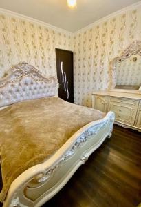 Private House في تبليسي: غرفة نوم بسرير كبير وخزانة