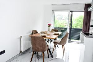 een eetkamer met een tafel en stoelen en een raam bij Luxury Villa M&B in Tuzla