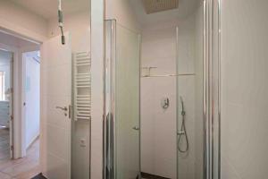Koupelna v ubytování Inmovecos Bungalow en 1 línea de playa Sol12 + 19 fotografií