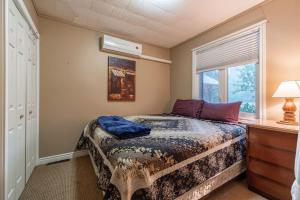Postel nebo postele na pokoji v ubytování Waterfront - Kawartha Lakes + 92 fotografií