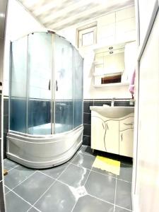 Private House في تبليسي: حمام مع دش ومغسلة