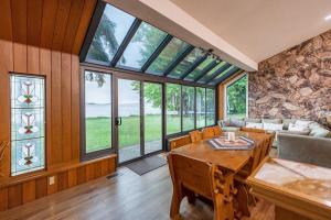 uma sala de estar com uma mesa e algumas janelas em Waterfront - Kawartha Lakes em Kawartha Lakes