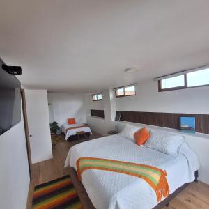 Schlafzimmer mit einem Kingsize-Bett und Fenstern in der Unterkunft Balcones del Ayer in Salento