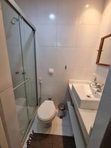 y baño con ducha, aseo y lavamanos. en LINDISSIMO IPANEMA, 2 SUÍTES, en Río de Janeiro