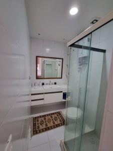 y baño con ducha acristalada y lavamanos. en LINDISSIMO IPANEMA, 2 SUÍTES, en Río de Janeiro