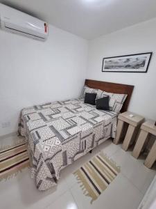 1 dormitorio con 1 cama con edredón en LINDISSIMO IPANEMA, 2 SUÍTES, en Río de Janeiro