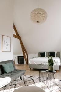 uma sala de estar com uma cama e um sofá em BnB Manere em Grimbergen