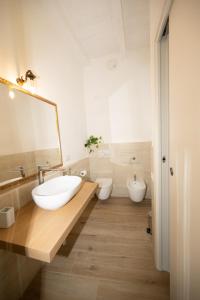 a bathroom with two sinks and two toilets at Sa ia Suite 2 in Cagliari