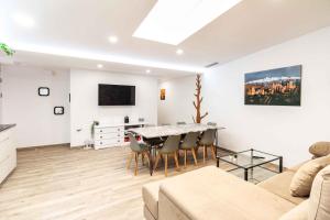 ein Wohnzimmer mit Tisch und Couch in der Unterkunft Cortijo La Venta Hoyo in Nigüelas + 60 Fotos