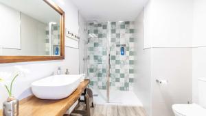 ein Badezimmer mit Waschbecken und Dusche in der Unterkunft Cortijo La Venta Hoyo in Nigüelas