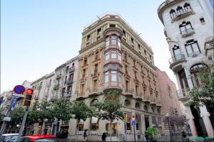 um grande edifício ao lado de uma rua em Canela Homes BARCELONA JARDINETS em Barcelona