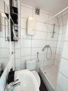 La salle de bains est pourvue de toilettes, d'un lavabo et d'une douche. dans l'établissement Mini Designkonzept Wohnung, à Coblence
