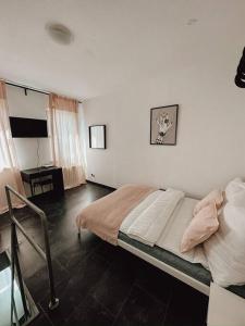 - une chambre avec un lit et un bureau dans l'établissement Mini Designkonzept Wohnung, à Coblence