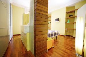 um quarto com uma cama e um quarto com pisos em madeira em Canela Homes BARCELONA JARDINETS em Barcelona