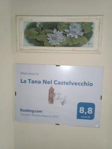 GiampieroneにあるLa Tana Nel Castelvecchioの花の看板