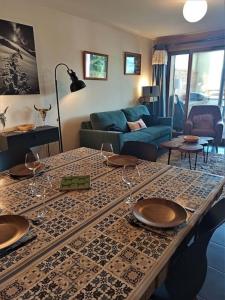 LandryにあるParadiski nouveau, calme et ensoleillé vallandryのリビングルーム(ワイングラス付きのテーブル付) +7枚の写真