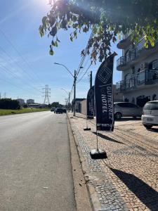 eine Straße mit einem Schild an der Seite einer Straße in der Unterkunft GUTIERREZ HOTEL in Americana