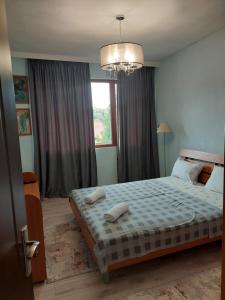 - une chambre avec un lit et 2 serviettes dans l'établissement Didi House, à Sandanski