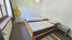ein kleines Schlafzimmer mit einem Bett und einem Fenster in der Unterkunft SunShine in Pany