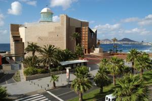 un edificio con una mezquita con palmeras y el océano en Hotel Pujol en Las Palmas de Gran Canaria