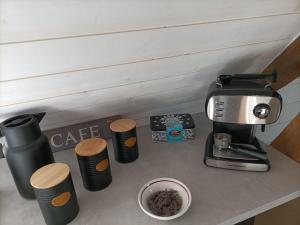encimera con cafetera y tazas de café en Cocoon Boisé, en Les Portes du Coglais