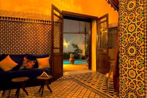 - un salon avec un canapé et une porte ouverte dans l'établissement Riad Dar Pierre, à Fès