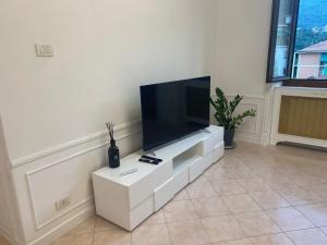 a living room with a flat screen tv on a white cabinet at DA ARMÀ in La Spezia