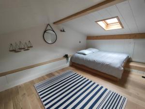 A bed or beds in a room at L'Oustalet d'Erine - spacieuse et climatisée