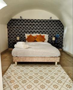 1 dormitorio con 1 cama con pared negra en Appartement terasse, en Saint-Maur-des-Fossés