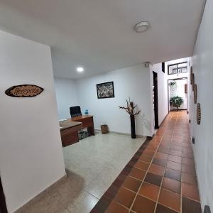 un bureau avec un couloir avec un bureau et une chambre dans l'établissement Balcones del Ayer, à Salento