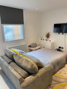 Un pat sau paturi într-o cameră la Coastal Windsor Escape in Central Brighton