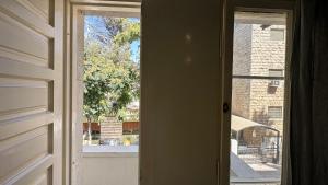 una puerta abierta con vistas a una ventana en Turkuaz Aparment, en Amán